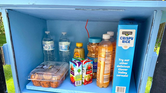 A food pantry filled with food.